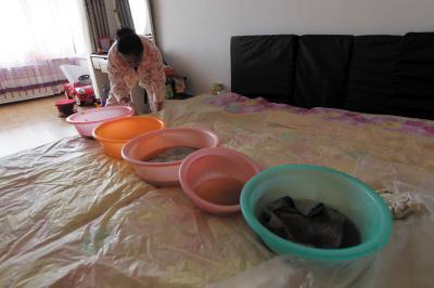 宣化楼上漏水，住户失联，小区没物管，业主维权难！律师来支招……